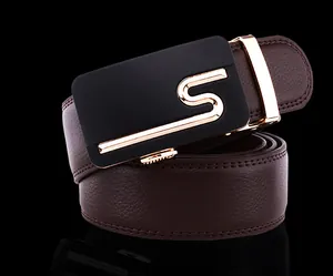 Detail van donkerbruine lederen riem met matzwarte automatische gesp en gouden S-logo