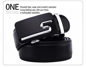 Detail van een zwarte lederen riem met matte gesp en zilveren S-vormig metalen accent