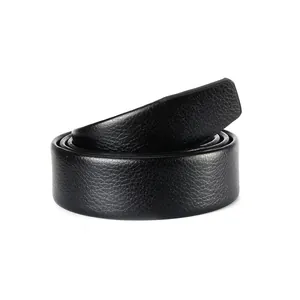 Ceinture homme en cuir noir avec grain lychee premium présentée en rouleau élégant