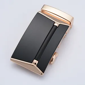 Detail einer 3,5 cm breiten Herren-Automatikgürtelschnalle aus Goldlegierung und Mattschwarz
