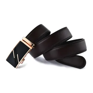 Ceinture homme en cuir avec boucle automatique dorée sur fond blanc immaculé