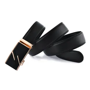 Détail de ceinture noire en cuir grainé avec boucle automatique dorée