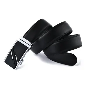 Détail d'une ceinture en cuir noir pour homme avec boucle automatique argentée élégante