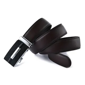 Détail d'une ceinture en cuir de vachette marron avec boucle automatique texturée