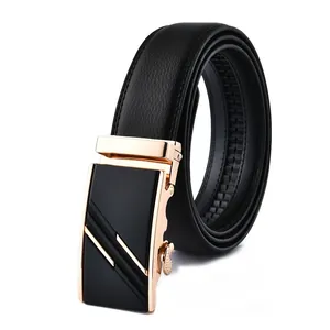 Détail d'une ceinture noire en cuir avec boucle automatique dorée et texture