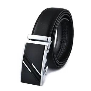 Gros plan d'une ceinture en cuir noir avec boucle automatique argentée et rail intérieur