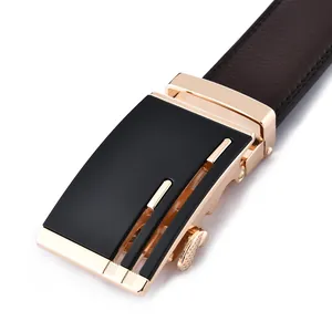 Primer plano de cinturón negro para hombre con hebilla automática dorada y textura de cuero