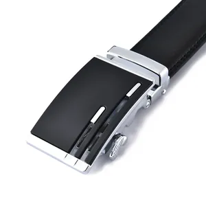 Dettaglio della fibbia automatica in metallo argento e cintura in pelle nera con cuciture