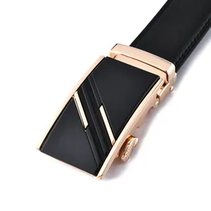 Cintura da uomo in pelle con fibbia automatica color oro champagne e pelle nera a grana litchi