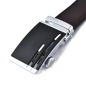 Detalle macro de hebilla de cinturón automática para hombre en negro mate y plata pulida