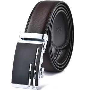 Cinturón clásico de cuero marrón para hombre con hebilla automática plateada y negra