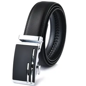 Cinturón de hombre en cuero negro con hebilla automática plateada y textura elegante