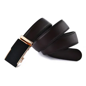 Detalle de cinturón de cuero marrón oscuro con hebilla automática en dorado y negro