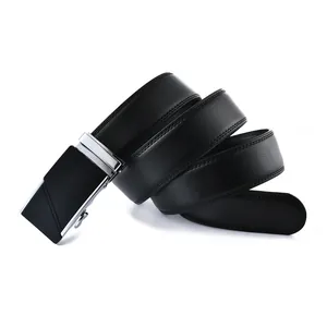 Detalle del cinturón de cuero negro para hombre con hebilla automática y costura fina