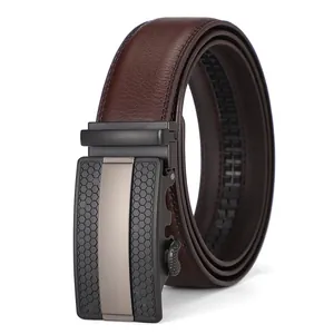 Cintura da uomo in pelle marrone con fibbia automatica nera e texture a nido d'ape