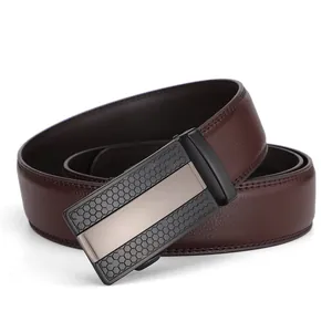 Cintura da uomo in pelle marrone con fibbia automatica nera e texture a nido d'ape