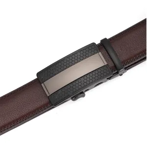 Cintura da uomo in pelle marrone scuro con fibbia automatica e trama esagonale