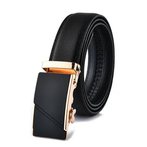 Detalle de cinturón de cuero negro con hebilla automática dorada y textura elegante