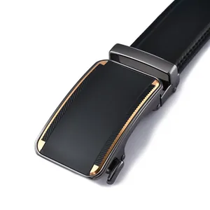 Ceinture homme en cuir avec boucle automatique noire mate et détails dorés élégants