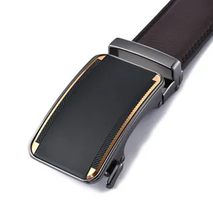 Détail de la boucle en métal gris avec panneau noir mat et touches dorées sur la ceinture