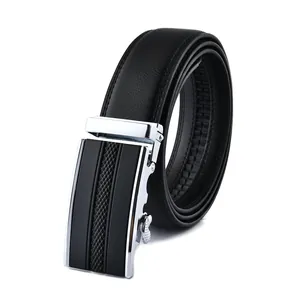 Détail de la ceinture en cuir grainé noir avec boucle automatique argentée et motif losange