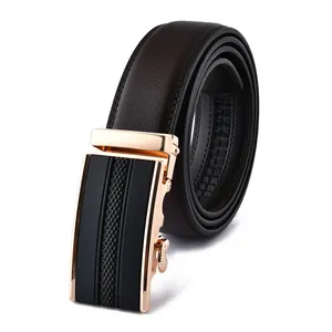 Gros plan sur ceinture en cuir marron foncé avec boucle automatique or et noir