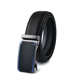 Ceinture homme en cuir noir avec boucle automatique en métal et détails bleus sur blanc