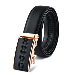 Détail d'une ceinture en cuir pour homme avec boucle automatique dorée et motifs géométriques