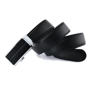 Détail de ceinture en cuir noir pour homme avec boucle automatique et motifs en losange