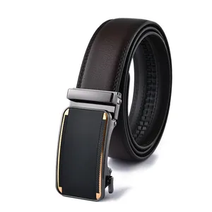 Détail d'une ceinture en cuir marron foncé avec boucle automatique et coutures précises
