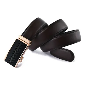 Détail de ceinture en cuir marron foncé avec boucle automatique dorée et coutures fines