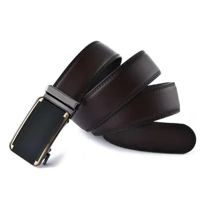 Détail d'une ceinture en cuir marron foncé avec boucle automatique en métal et couture