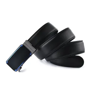 Détail d'une ceinture en cuir noir avec boucle en métal mat et barre décorative bleue