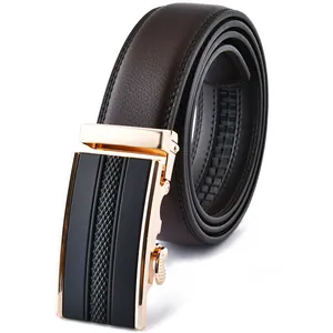 Ceinture homme en cuir marron foncé avec boucle automatique en métal doré texturé