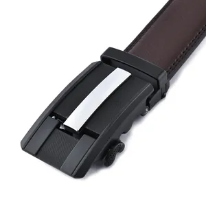 Ceinture pour homme en cuir marron avec boucle automatique noire mate et texture