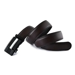 Détail de ceinture en cuir marron foncé avec texture lychee et boucle automatique noire