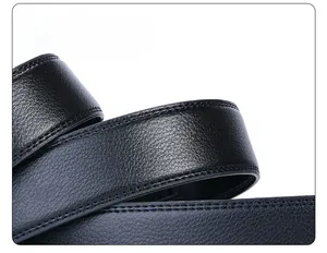 Détail macro d'une ceinture noire en cuir pour homme avec texture grainée et coutures