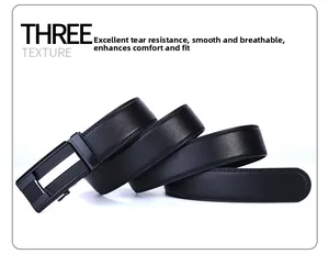 Détail d'une ceinture en cuir pour homme avec texture lychee et boucle automatique noire