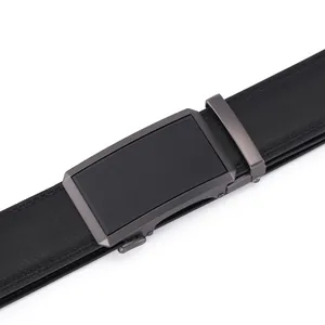 Détail de ceinture en cuir pour hommes avec boucle automatique et coutures fines
