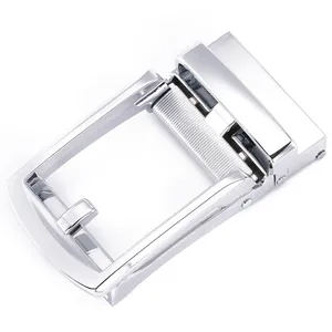 Dettaglio fibbia per cintura automatica argento con finitura a specchio e meccanismo a scorrimento