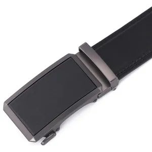Gros plan sur ceinture homme en cuir grainé noir avec boucle automatique gris anthracite