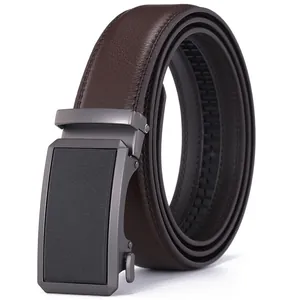 Détail de la ceinture en cuir grainé marron foncé avec boucle automatique gris métal