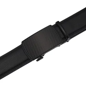 Cintura uomo in pelle nera con fibbia automatica, inserto in carbonio e greca classica