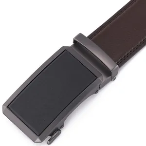 Gros plan d'une boucle de ceinture automatique pour homme avec cuir de vachette marron foncé