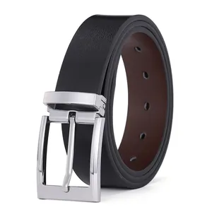 Cintura da uomo in pelle nera con fibbia ad ardiglione in argento lucido su bianco