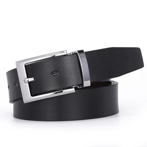 Cintura classica da uomo in pelle nera con fibbia ad ardiglione argento su bianco