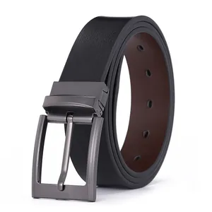 Makro-Detail von Herren-Ledergürtel mit Wende-Design in Schwarz und Braun sowie Schnalle