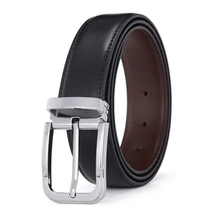 Cintura da uomo in pelle nera e marrone con fibbia ad ardiglione argento su sfondo bianco