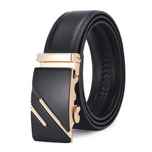 Gros plan détaillé d'une ceinture en cuir noir avec boucle automatique dorée pour homme