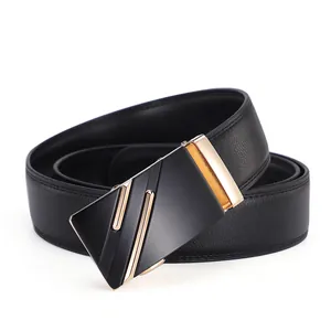 Détail de ceinture en cuir noir pour homme avec grain lychee et boucle automatique mate